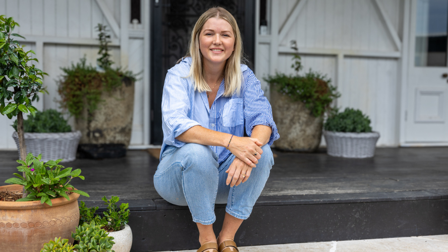 Shari, who has type 1 diabetes, sits on the step of a verandah